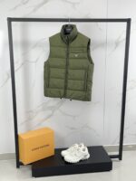 ⬆ 🆕❤️ New Arrivals 🎬PRADA's new autumn/winter 25 down vest features a stand up gold classic style that is lightweight, fluffy, warm, and comfortable. It is a classic and versatile item that can be worn with high quality. Down is a must-have item in the wardrobe, with a high mix and match ratio, making it highly fashionable and full of modern vitality. Lightweight and warm upper body! A sophisticated sense of sophistication; High street style, versatile and fashionable! bllHigh specification filling with 90% duck down, 10% feathers, and a triangular logo badge on the chest! A simple yet personalized item with a well fitted design, which is both basic and easy to wear, perfectly embodies the feeling of leisure. Adhering to its consistent lightweight characteristics, the fabric is relatively stiff and has a particularly high density. Of course, in autumn and winter, its windproof effect is also very good. The cowhide fabric has a good anti drilling effect, and when combined with such cowhide fabric, the upper body will be more comfortable. The small details can also reflect the thoughtful design. All accessories are supplied by customers, and the thread pressing process is processed smoothly and smoothly, with exquisite and perfect workmanship!!Color: Black, Blue, Orange, Red, GreenSize: M L XL 2XL 3XLBuy Now 👉 - Image 3