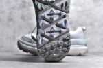 纯原HOKA ONE ONE 全新配色这个品牌来自于新西兰的毛利语，HOKA表示大地，ONE ONE表示飞越，连起来就是飞越地平线，ONE ONE不是读作“万万”，正确读法是“欧尼欧尼”。 HOKA在超厚中底方面的积累，让它跑在了其他厂商的前面，推出的跑鞋以缓震和轻量的优势，得到,众多跑者的青睐
尺码 ：36 36.5 37 38 38.5 39 40 40.5 41 42 42.5 43 44 44.5 45 - Image 8