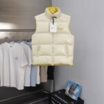 2025 Autumn/Winter New Collection 🆕 Top purchasing version of down jacket, down vest ⬆️ Moncler Lipsi down vest Color blocking splicing design The filling is super fullLipsi men's down vest is made of glossy nylon laqu é fabric, suitable for changing seasons and providing warmth and care.Lipsi short down vest showcases the classic design of the Moncler and is a must-have item for seasonal wardrobes. Made of lightweight functional nylon laqu é fabric, the contrasting lining exudes vitality.DetailsMade of lightweight nylon laqu é fabricLightweight Nylon Laqu é lining• Fill with down• Standing collarZipper opening and closingZipper pocket• Shinier logo patchSize: 1-5 Black/Ivory White Couple's Style