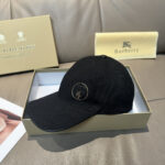 Comes with box bag, Burberry's latest original baseball cap, 1:1 mold customization, Tiger offset printing! Original canvas fabric+top layer cowhide, meticulous workmanship, original factory quality, exclusive physical photography. Black and white two-color shipping.