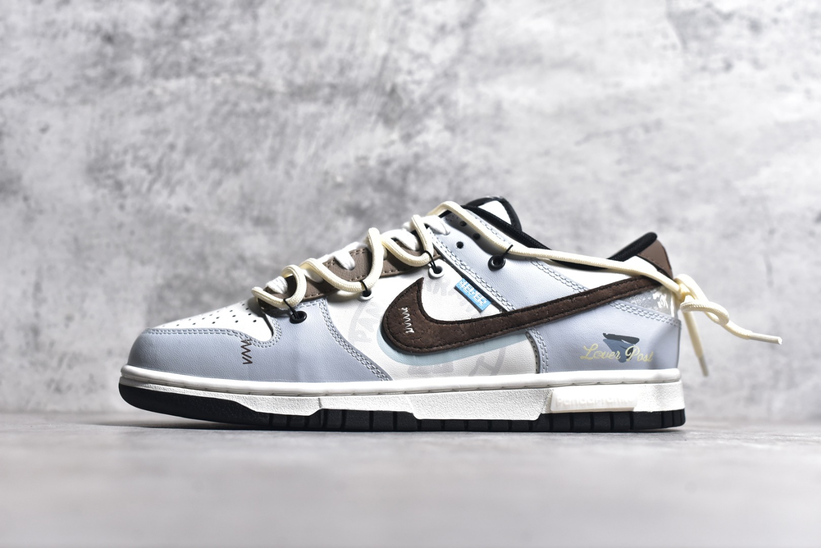 #NK Dunk Low 熊猫恶作剧 心动邮件 心薇 米蓝棕 SB低帮休闲板鞋 DD1391-100
#配色整体围绕熊猫恶作剧心动邮件主题设计，鞋身整体采用专属颜料重新喷涂。特殊原创设计图标涂鸦装饰，添加潮流元素效果喷涂点缀。
尺码：36 36.5 37.5 38 38.5 39 40 40.5 41 42 42.5 43 44