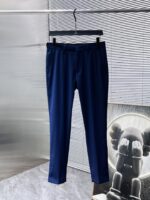 Balman 2025ss Spring and Autumn New Western Pants Nine Quarter Pants Casual Pants, High end Version! Customized fabrics for counters have high breathability and comfort, impeccable details, and brand element design concepts, reflecting high quality. Delicate and soft to the touch! Presenting casual tailoring, the upper body design is superb! 🐉 Size range: 30-38 🈚 35.37. Can be paired with a set