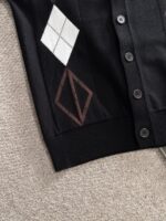 LV 2025 official website's latest winter sweater, synchronized with popular items on sale at counters! Specially supplied wool blended fabric Comfortable to feel It can directly touch the skin, with exquisite embroidered logos and badges that are extremely eye-catching! Details highlight the fashionable charm of big brands Exquisite craftsmanship Stereoscopic cutting style The wearing effect is unbeatable and handsome! All three standards are complete! Size: M-3XL - Image 5