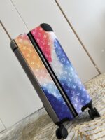 GF4343FB
独家实拍 极光拉杆箱】全新 Horizon 拉杆箱以个性创意革新路易威登的传奇经典，为标志性 Monogram 帆布点缀旅行贴饰，追溯品牌传统行李箱的设计风尚。皮革边角保护和超大外置拉杆丰富智慧细节，打造优雅且实用的旅行伴侣。详细特征35.0 x 23×53cm（长×宽×高）人工测量1-2cm误差 
【温馨提示❤️此款无包装/不支持退换】 - Image 6