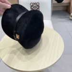 Lv路易威登秋冬款时尚个性保暖鹿茸皮显瘦平顶帽子女网红皮带磨毛鸭舌帽减龄 - Image 7