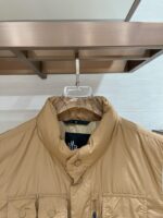 特级羽绒⬆️Moncler Grenoble Tongass羽绒户外马甲.高端黑标系列.原厂替换面料.特级鹅颈绒填充.

🎁出厂标配全套柜台礼盒包装.升级原版磁吸礼盒.

Tongass羽绒马甲提供保护而不显厚重，专为温和天气时进行户外活动而设计。

Tongass羽绒马甲是轻盈性能外套的研究成果。功能性面料紧致耐久，同时不增加额外的重量。配有宽大的实用口袋和登山扣，可减少您的随身行李数量。
详情
•专为户外活动设计
•采用紧致面料制成
•聚酯纤维衬里
•填充羽绒
•按扣开合
•实用口袋设有按扣、拉链和魔术贴开合
•抽绳下摆
•正面登山扣
•反光细节
Size：1-5 奶白/浅棕色/黑色 
D00780 - Image 2