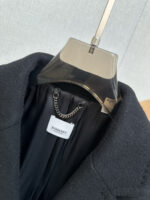 Burberry launches a new men's cashmere coat in stock for autumn and winter 2025, showcasing luxurious quality and outstanding style. 🧥 Essential items for men in autumn and winter 🧥This coat from Bajia is carefully crafted with 100% imported Australian cashmere, with a delicate texture and soft comfort, bringing you unparalleled warmth experience in the cold autumn and winter seasons. Black and khaki are two classic colors to choose from, meeting the needs of different occasions and personal styles. 👔👔Its suit collar design highlights elegance and grandeur, while the mid to long silhouette exudes a more imposing presence. Whether it's business occasions or daily travel, you can make yourself the center of attention. ⌚ ️It is worth mentioning that the collar side seam is carefully marked with the BURBERRY logo, showcasing the unique charm and noble identity of the brand. The embossed leather decoration of Burberry TB logo on the left sleeve adds a touch of fashion and personality to the overall look. 👍Opening the coat, the BURBERRY jacquard lining inside is even more stunning. The exquisite jacquard craftsmanship showcases the brand's ultimate polishing of details. 🫰Burberry's new men's cashmere coat for autumn and winter 2025 is a perfect combination of quality and fashion, making it an excellent choice for your autumn and winter season. Let's welcome this beautiful season together with the demeanor of kings.Size: S-XXL. - Image 3