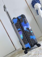 【独家实拍 黑花丝印拉杆箱】K608 全新 Horizon 拉杆箱以个性创意革新路易威登的传奇经典，为标志性 Monogram 帆布点缀旅行贴饰，追溯品牌传统行李箱的设计风尚。皮革边角保护和超大外置拉杆丰富智慧细节，打造优雅且实用的旅行伴侣。详细特征35.0 x 23×53cm（长×宽×高）
人工测量1-2cm误差 
【温馨提示❤此款无包装/不支持退换】 - Image 4
