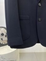 华伦天奴2025秋季新品男士休闲羊毛西装西服外套，高级定制高密西装面料，成衣经过丝光处理，超级柔软舒适，质感超赞。上身时尚有型，做工精雕细琢。视觉效果超强。专柜原版剪裁，全原版五金辅料，衣橱里绝无仅有的潮爆佳品。 尺码：M-3XL 178 140斤L修身 最大穿190斤 - Image 7