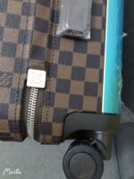 GF4343FB
全新 Horizon 拉杆箱以个性创意革新路易威登的传奇经典，为标志性 Monogram 帆布点缀旅行贴饰，追溯品牌传统行李箱的设计风尚。皮革边角保护和超大外置拉杆丰富智慧细节，打造优雅且实用的旅行伴侣。
详细特征

（长×宽×高）
·Monogram 帆布
.牛皮饰边
.织物内衬
.银色金属件
.拉链开合，配有挂锁
.路易威登标识
.内层平整
.弹性饰带
.口袋分层
.皮革边角
.大号外置拉杆
.4 个紧凑型滑轮
.机舱行李尺寸 - Image 7