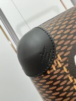 GF4343FB独家实拍 丝印熊拉杆箱】全新 Horizon 拉杆箱以个性创意革新路易威登的传奇经典，为标志性 Monogram 帆布点缀旅行贴饰，追溯品牌传统行李箱的设计风尚。皮革边角保护和超大外置拉杆丰富智慧细节，打造优雅且实用的旅行伴侣。详细特征35.0 x 23×53cm（长×宽×高）人工测量1-2cm误差 【温馨提示❤️此款无包装/不支持退换】 - Image 2