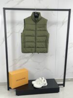 ⬆ 🆕❤️ New Arrivals 🎬PRADA's new autumn/winter 25 down vest features a stand up gold classic style that is lightweight, fluffy, warm, and comfortable. It is a classic and versatile item that can be worn with high quality. Down is a must-have item in the wardrobe, with a high mix and match ratio, making it highly fashionable and full of modern vitality. Lightweight and warm upper body! A sophisticated sense of sophistication; High street style, versatile and fashionable! bllHigh specification filling with 90% duck down, 10% feathers, and a triangular logo badge on the chest! A simple yet personalized item with a well fitted design, which is both basic and easy to wear, perfectly embodies the feeling of leisure. Adhering to its consistent lightweight characteristics, the fabric is relatively stiff and has a particularly high density. Of course, in autumn and winter, its windproof effect is also very good. The cowhide fabric has a good anti drilling effect, and when combined with such cowhide fabric, the upper body will be more comfortable. The small details can also reflect the thoughtful design. All accessories are supplied by customers, and the thread pressing process is processed smoothly and smoothly, with exquisite and perfect workmanship!!Color: Black, Blue, Orange, Red, GreenSize: M L XL 2XL 3XLBuy Now 👉