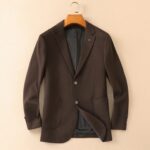 Zegna's new men's wool suit jacket for autumn and winter 2025 is made to high standards with top-notch ready to wear clothing. It is custom-made in Italy with wool fabric, which has a delicate and soft touch. The upper body is firm and stylish, with a natural and comfortable texture. The continuity of the fabric is excellent, and the upper body effect is superb, controlling any body shape. The overall brand is decorated with Thousand Bird Grid craftsmanship, exuding a strong sense of luxury. The design of two buttons, atmospheric and perfect ready to wear cut, stands out in terms of styling effect, and is a must-have for urban early autumn casual matching. Size: M-4XL slim fit 178 135 L slim fit maximum weight 190 pounds - Image 2
