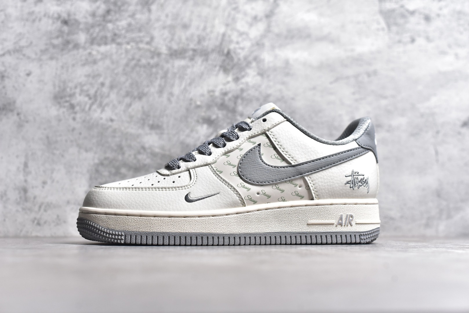 ▪️🐼11.11狂欢💯#SJ36860
新货🚀#NK Air Force 1'07 Low 斯图西联名-拉丝灰 空军一号低帮休闲板鞋 XZ3328-005
#原楦头原纸板 原装鞋盒 定制五金配件 内置全掌气垫 原厂鞋底 
尺码：36 36.5 37.5 38 38.5 39 40 40.5 41 42 42.5 43 44 44.5 45