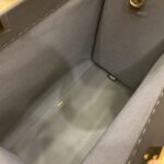 灰色
FÉŃĎI TOTE 托特包“阳光手提袋”
简单字母LOGO设计，琥珀色双手柄是整个包包最大焦点，单拧着就很有气场，也不勒手，整体复古感超强，非常适合喜欢复古风的时髦精，硬货力推💥 2801
尺寸40x35x21cm#16060 - Image 7