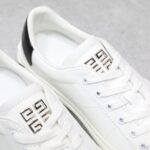 🌟  《顶级品质》
GⅣENCHY纪梵希魔术贴经典款 
专柜官网同步 市面最高版本 原版一比一复刻 四季潮鞋！纪凡希鞋子做工讲究 每一条走线都是按照原版样式 基本做到零瑕疵 媲美专柜 毫无压力 此款鞋即新潮又百搭！
▪️鞋面:进口摩术贴
▪️鞋面:进口头层牛皮
▪️垫脚:羊皮内里
▪️大底:原版TPU
▪️码数:女35一40 男39一44 - Image 9