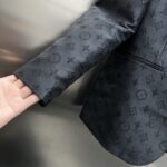 Louis Vuitton LV 2025ss Spring and Autumn new suit, high-end version! Customized fabrics for counters have high breathability and comfort, impeccable details, and brand element design concepts, reflecting high quality. Delicate and soft to the touch! Presenting casual tailoring, the upper body design is superb! Sizes: 48-56 can be paired with a set - Image 8