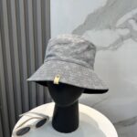 LV路易威登官网同步高版本 新款牛仔渔夫帽
火爆技术升级，洗水牛仔风街头风十足
更符合现在时尚小哥哥小姐姐的style，机场街拍超飒！