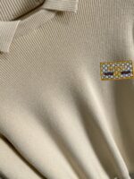 GUCCI 2025官网冬季最新毛衣，专柜同步在售爆款！特供羊毛混纺面料.手感舒适.可直接接触皮肤，logo徽章精致刺绣标志，极为抢眼！细节凸显大牌时尚魅力.精致做工.立体裁剪风格.穿着效果无敌帅气！三标齐全！码数：M-3XL - Image 6