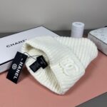 💰Chanel官网品质香奈儿秋冬网红时尚博主推荐款针织帽，藏着不动声色的高级感，每一处线条都透着利落大方，简约而不简单，大方且不失格调，处处细节都彰显着高端品味，时尚感在克制中愈发耐人寻味。 - Image 6