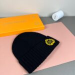 配防尘袋
路易威登LOUIS VUITTON🎩官方热卖爆款，羊毛针织毛线帽，时尚好品质高端大气，超柔软！超火爆💖质感很赞，出街超好搭配！时尚潮流！秋冬必备单品，快快入手哦！ - Image 2