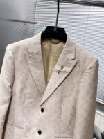 Louis Vuitton LV 2025ss Spring and Autumn new suit, high-end version! Customized fabrics for counters have high breathability and comfort, impeccable details, and brand element design concepts, reflecting high quality. Delicate and soft to the touch! Presenting casual tailoring, the upper body design is superb! Size range: 48-58 - Image 4