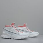 Moncler男士 Monte Runner 防水针织运动鞋
  该系列运动鞋延续了品牌的山地基因，透气防水，耐磨实穿，设计橡胶复合鞋底 适用于任何地形，具有耐久性和出色抓地力，增强缓冲和回弹力 搭配TPU尾翼，
  无论是都市漫游还是各类山地户外运动，都能轻松驾驭，潮酷个性叉充满科技感的外观，喜Gorpcore户外机能风的千万不能错过户外跑步都市漫步设计
Size:38-45 - Image 6