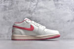 ▪🐼权威实拍💯#A
新货🚀#Air Jordan AJ1 Low 低帮 米白粉 DC0774-109 全新流水线出品 DT版本唯一平替选择 市场第二梯队最强版 全部原鞋开发 原楦原纸板开发 全鞋电脑针车 原厂内置全掌气垫 原盒内在原标 唯一Zp原版鞋带绑法 免检产品 全新2022版型 全头层皮料 完美零毛边处理 原厂配置全掌气垫 价格定位良心 几十个配色陆续出货 实拍调校N版已经零色差零失真 百分百还原实物色彩所见即所得 不存在货不对板色差等低级问题 选购参考实物拍摄 不混卖不参货 只用心做好货严格选品 承诺混一赔十 SIZE：36 36.5 37.5 38 38.5 39 40 40.5 41 42 42.5 43 44 44.5 45 46 - Image 3
