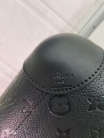 GF4343FB
Horizon 55 拉杆箱为 Taurillon 皮革压印标志性 Monogram 图案，演绎路的经典魅力。可锁止拉链、充裕内部空间和皮革加固边角尽显精湛匠艺，加宽拉杆和灵活双轮成就轻松旅程。

详细特征

(长度 x 高 x 宽)
* 复古 Monogram 帆布
* 网格内衬
* 牛皮饰边
* 金属件
* 大号外侧手柄
* 平整内层
* 皮革边角
* 拉链开合，配有锁扣
* 紧凑型双滑轮
* 可拆卸皮革名牌
* 机舱行李尺寸
* 容积：37 升
* 重量：3.5公斤—kg
* 手柄：双手柄
（16.0） - Image 6