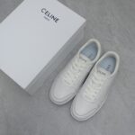 𝐂𝐄𝐋𝐈𝐍𝐄 思琳𝟐𝟎𝟐𝟑/𝐒𝐒新款撞色条纹小白鞋  继Celine熊猫鞋成为很多男生的最爱之后 🔥火爆推出新的配色版型 整体设计简约和经典配色 标志性CELINE 凯旋门镂空LOGO压纹绑带搭配活力色彩 许魏洲、梁靖康自在演绎，定格活力韵律 Size：女码35-40 男码39-44M - Image 3