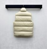 Moncle*2025新品上架   立领撞色羽绒马甲   定制YB进口尼龙材质  内里填充白鹅绒  保暖舒适  两侧口袋与前襟双拉链同色勾勒轮廓  整体色彩碰撞丰富  增添造型层次感  胸前沿用撞色系点缀标志性勋章装饰  彰显品牌调性  面辅料开发  立领马甲版型剪裁   显白修身  日常穿搭轻松驾驭  时尚潮流 充绒标准:国标90绒  充绒物:白鹅绒 

        高版本2色1-5码 - Image 6