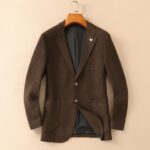 Prad Prada's new men's wool suit jacket for autumn and winter 2025 is made to high standards with top-notch ready to wear clothing. It is custom-made in Italy with wool fabric, which has a delicate and soft touch. The upper body is firm and stylish, with a natural and comfortable texture. The fabric continuity is excellent, and the upper body effect is superb, allowing for driving of any body shape. The overall brand is decorated with Thousand Bird Grid craftsmanship, exuding a strong sense of luxury. The design of two buttons, atmospheric and perfect ready to wear cut, stands out in terms of styling effect, and is a must-have for urban early autumn casual matching. Size: M-4XL slim fit 178 140 L slim fit maximum weight 195 pounds - Image 2