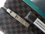 GF4343FB
全新 Horizon 拉杆箱以个性创意革新路易威登的传奇经典，为标志性 Monogram 帆布点缀旅行贴饰，追溯品牌传统行李箱的设计风尚。皮革边角保护和超大外置拉杆丰富智慧细节，打造优雅且实用的旅行伴侣。
详细特征

（长×宽×高）
·Monogram 帆布
.牛皮饰边
.织物内衬
.银色金属件
.拉链开合，配有挂锁
.路易威登标识
.内层平整
.弹性饰带
.口袋分层
.皮革边角
.大号外置拉杆
.4 个紧凑型滑轮
.机舱行李尺寸 - Image 6