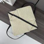 L⊚℮w℮新款🆕小号 棉质提花 Puzzle Fold手袋 此版本采用棉质提花  手袋从品牌经典手袋系列的几何线条汲取灵感含几何建筑美感的镶片重新诠释，能完全折叠，可谓旅行品牌运用创意巧思打造柔软轻盈的手袋，搭配低调精致的L⊚℮w℮品牌标志，🉑️肩背或手提 合成革衬里*L⊚℮w℮刺绣
size:25.5*14.5*31.5CＭ
型号：052404 - Image 8