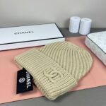 💰Chanel官网品质香奈儿秋冬网红时尚博主推荐款针织帽，藏着不动声色的高级感，每一处线条都透着利落大方，简约而不简单，大方且不失格调，处处细节都彰显着高端品味，时尚感在克制中愈发耐人寻味。 - Image 2