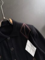 LV 2025 official website's latest winter sweater, synchronized with popular items on sale at counters! Specially supplied wool blended fabric Comfortable to feel It can directly touch the skin, with exquisite embroidered logos and badges that are extremely eye-catching! Details highlight the fashionable charm of big brands Exquisite craftsmanship Stereoscopic cutting style The wearing effect is unbeatable and handsome! All three standards are complete! Size: M-3XL - Image 2