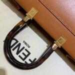 FÉŃĎI TOTE 托特包“阳光手提袋”
棕色皮革简单字母LOGO设计，琥珀色双手柄是整个包包最大焦点，单拧着就很有气场，也不勒手，整体复古感超强，非常适合喜欢复古风的时髦精，硬货力推💥 
2801
尺寸40x35x21cm#16060 - Image 3