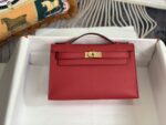 stock✨现货 国旗红
kelly pochette  一代 epsom皮 22cm 金银扣现货
一代的容量比二代大很多 满足日常使用 非常实用 百搭 加条猪鼻子链条当斜挎💕💕 - Image 2