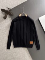 LV 2025 official website's latest winter sweater, synchronized with popular items on sale at counters! Specially supplied wool blended fabric Comfortable to feel It can directly touch the skin, with exquisite embroidered logos and badges that are extremely eye-catching! Details highlight the fashionable charm of big brands Exquisite craftsmanship Stereoscopic cutting style The wearing effect is unbeatable and handsome! All three standards are complete! Size: M-3XL