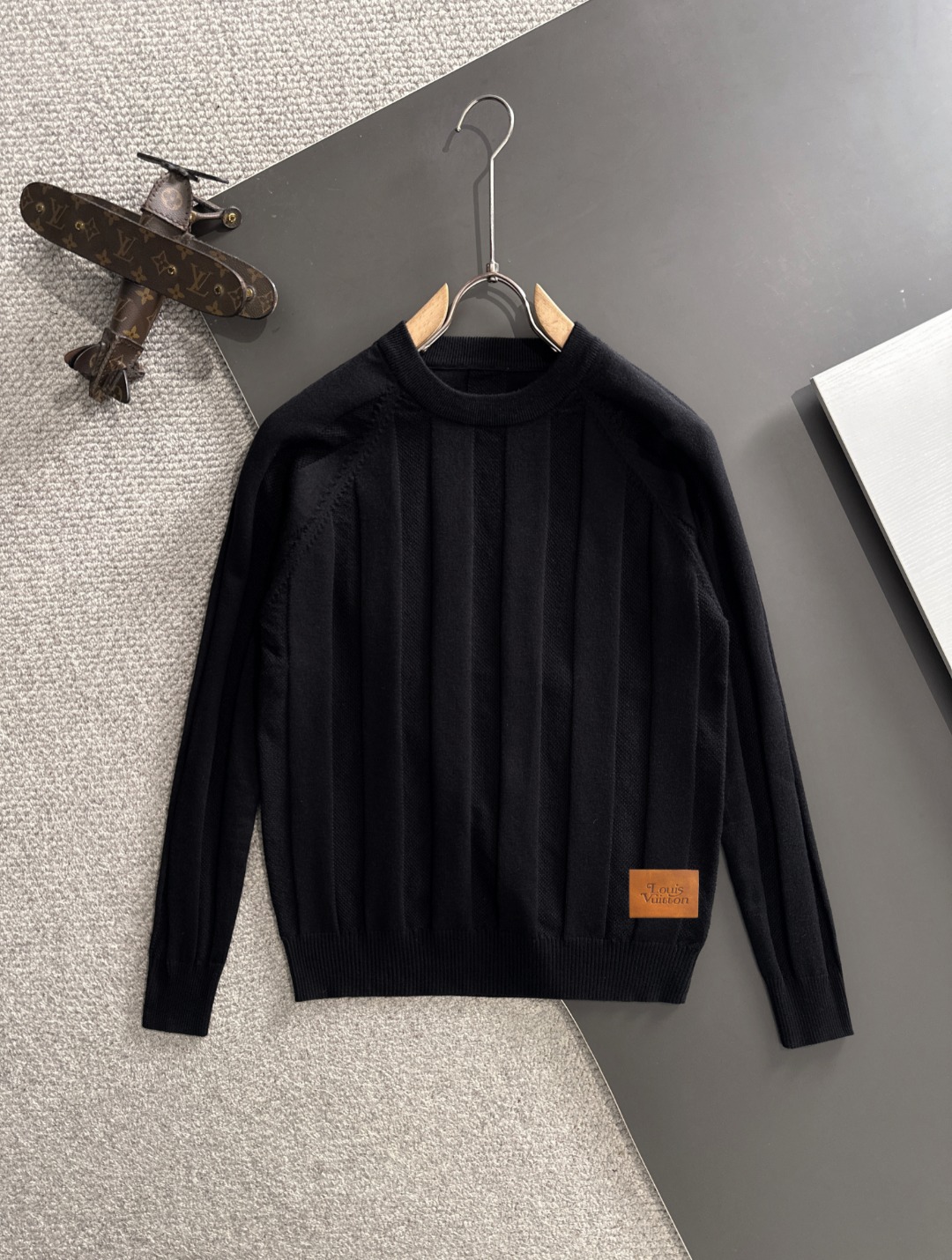 LV 2025 official website's latest winter sweater, synchronized with popular items on sale at counters! Specially supplied wool blended fabric Comfortable to feel It can directly touch the skin, with exquisite embroidered logos and badges that are extremely eye-catching! Details highlight the fashionable charm of big brands Exquisite craftsmanship Stereoscopic cutting style The wearing effect is unbeatable and handsome! All three standards are complete! Size: M-3XL