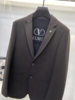 Valentino's new men's casual wool suit jacket for autumn 2025, made of high-end custom high-density suit fabric. The finished garment has been treated with silk gloss, making it super soft and comfortable, with an excellent texture. Fashionable and stylish upper body, meticulously crafted. The visual effect is super strong. Original tailoring at the counter, all original hardware accessories, and a unique trendy item in the wardrobe. Size: M-3XL 178 140kg L slim fit, maximum weight for wearing 190kg - Image 4
