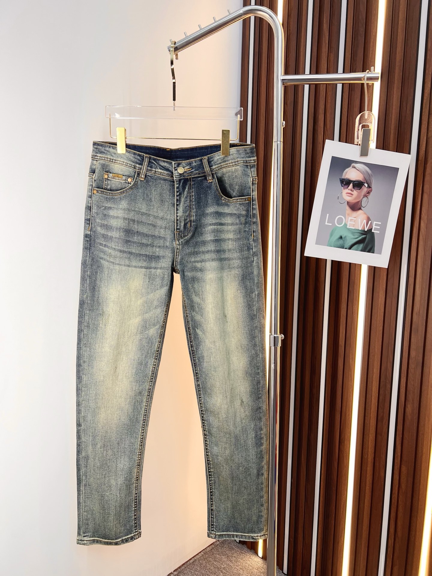 【Armani Jeans | Classic Denim, Embossed with Luxury DNA】 When streetwear meets haute couture, a pair of jeans can become a badge of status.
Deconstructing the language of denim with centuries-old craftsmanship, we infuse every inch of fabric with a modern attitude and luxurious details, making everyday wear a silent declaration of taste.
✨ A pair of jeans is an attitude, and even more so, a legacy.
It's not just a wardrobe essential, but also an interpretation of the brand's spirit—
"From suitcases to jeans, we have always defined the boundaries of luxury with the ultimate craftsmanship."
Sizes: 28-42