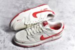 #NK SB Dunk Low Supreme联名 米白红勾 周年高端定制 低帮休闲板鞋 KK1688-031
#定制鞋盒 大厂纯原品质出货 超高清洁度 皮料切割干净无任何毛边 细节完美 
尺码：36 36.5 37.5 38 38.5 39 40 40.5 41 42 42.5 43 44 44.5 45 - Image 7