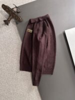 GUCCI 2025官网冬季最新毛衣，专柜同步在售爆款！特供羊毛混纺面料.手感舒适.可直接接触皮肤，logo徽章精致刺绣标志，极为抢眼！细节凸显大牌时尚魅力.精致做工.立体裁剪风格.穿着效果无敌帅气！三标齐全！码数：M-3XL - Image 7