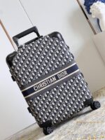 D301
独家实拍 迪奥拉杆箱】D301 全新 Horizon 拉杆箱以个性创意革新迪奥的传奇经典，为标志性 Monogram 帆布点缀旅行贴饰，追溯品牌传统行李箱的设计风尚。皮革边角保护和超大外置拉杆丰富智慧细节，打造优雅且实用的旅行伴侣。详细特征35.0 x 23×53cm（长×宽×高）
人工测量1-2cm误差 
【温馨提示❤此款无包装/不支持退换】】 - Image 2