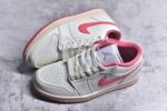 ▪🐼权威实拍💯#A
新货🚀#Air Jordan AJ1 Low 低帮 米白粉 DC0774-109 全新流水线出品 DT版本唯一平替选择 市场第二梯队最强版 全部原鞋开发 原楦原纸板开发 全鞋电脑针车 原厂内置全掌气垫 原盒内在原标 唯一Zp原版鞋带绑法 免检产品 全新2022版型 全头层皮料 完美零毛边处理 原厂配置全掌气垫 价格定位良心 几十个配色陆续出货 实拍调校N版已经零色差零失真 百分百还原实物色彩所见即所得 不存在货不对板色差等低级问题 选购参考实物拍摄 不混卖不参货 只用心做好货严格选品 承诺混一赔十 SIZE：36 36.5 37.5 38 38.5 39 40 40.5 41 42 42.5 43 44 44.5 45 46 - Image 7