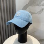 防尘袋
👒罗意威👒LOEWE新款原标设计棒球帽🧢质感超好，外部线条定位标准，做工精细，简约大气低价走量！