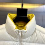 Mon蒙口（鹅绒）、2025秋冬新品 | MONCLE羽绒马甲。

米白色立领设计搭配顺滑拉链系统，正面采用100%锦纶防风面料，背面运用亮黄色轻量材质形成撞色美学。填充90%鹅绒与10%羽毛的黄金配比，绒朵蓬松度达600+FP，充绒量精准适配5℃至-5℃环境。左胸点缀经典立体刺绣徽章，两侧斜插口袋以隐藏式拉链保持流畅线条。

双面不同配色实现一衣多穿场景：米白面可搭配同色系针织衫演绎都市极简风，亮黄面翻转后瞬间提升视觉活力。立体剪裁确保活动自由度，台湾盟可睐有限公司精工制造，通过RN116347质量追溯体系。从防泼水锦纶到鹅绒填充，诠释蒙口将高山机能基因融入日常穿着的设计哲学。1-5码（模特173，143斤上身2码） - Image 3