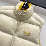 Moncle*2025新品上架   立领撞色羽绒马甲   定制YB进口尼龙材质  内里填充白鹅绒  保暖舒适  两侧口袋与前襟双拉链同色勾勒轮廓  整体色彩碰撞丰富  增添造型层次感  胸前沿用撞色系点缀标志性勋章装饰  彰显品牌调性  面辅料开发  立领马甲版型剪裁   显白修身  日常穿搭轻松驾驭  时尚潮流 充绒标准:国标90绒  充绒物:白鹅绒 

        高版本2色1-5码 - Image 3