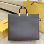 灰色
FÉŃĎI TOTE 托特包“阳光手提袋”
简单字母LOGO设计，琥珀色双手柄是整个包包最大焦点，单拧着就很有气场，也不勒手，整体复古感超强，非常适合喜欢复古风的时髦精，硬货力推💥 2801
尺寸40x35x21cm#16060 - Image 9
